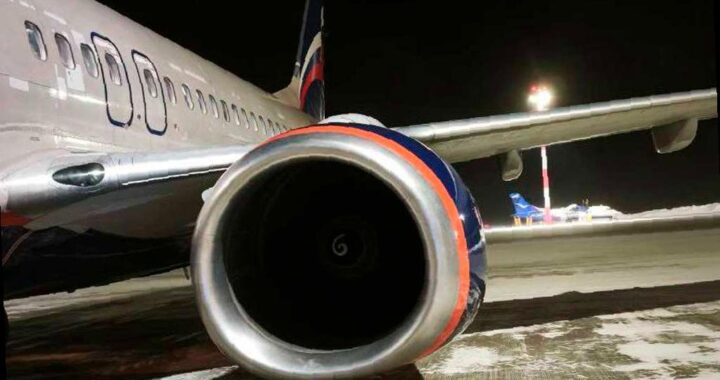 Рейс из Красноярска в Сочи вернулся в аэропорт по техническим причинам