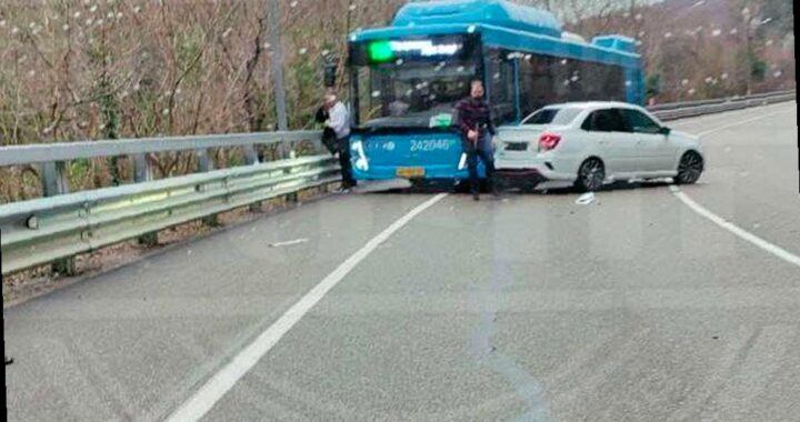 На дороге в Сочи произошло столкновение легковушки с автобусом