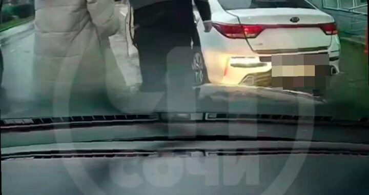 Таксист в Сочи вступил в конфликт с женщиной из-за парковки, полиция проводит проверку