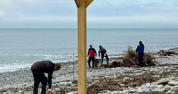 В Сочи началась уборка пляжей после шторма