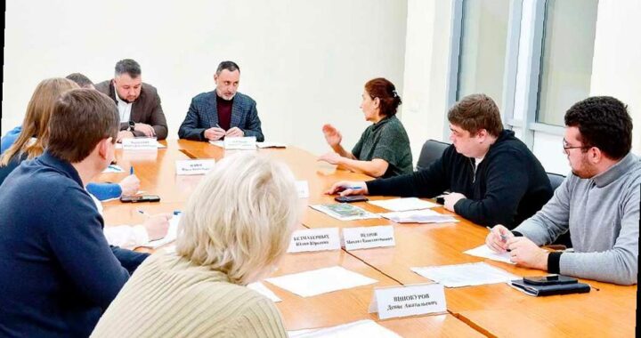 Депутат Виктор Тепляков провел прием жителей Центрального района Сочи вместе с коллегами и представителями мэрии. Одной из проблем, высказанных жителями, был аварийный участок водовода, на который будет найден собственник для ремонта. Также было обсуждено обращение о возможных нарушениях в гостинице на улице Кубанской. Планируется проверить все необходимые документы и обеспечить безопасность окружающей инфраструктуры. Вопросы о работе УК и уличном освещении также были обсуждены, и все обращения будут рассмотрены в соответствии с законом.