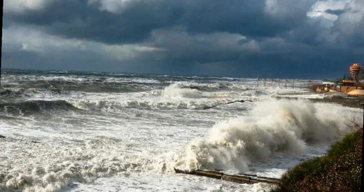 В Сочи прогнозируют усиление ветра и шторм