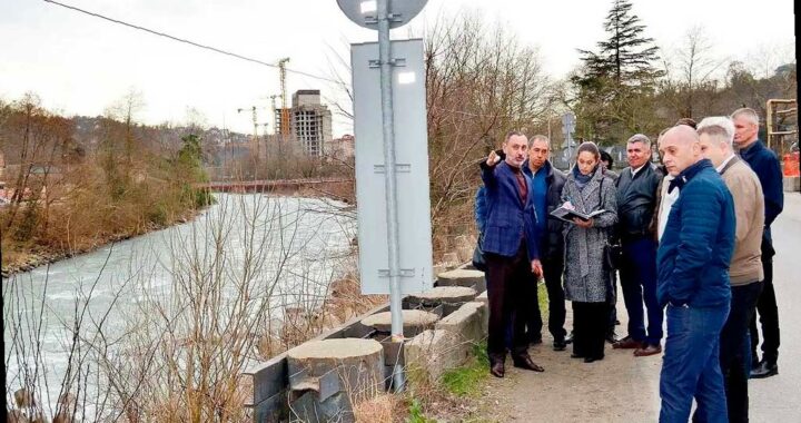 Депутат ЗСК Виктор Тепляков провел осмотр оползня в Сочи на Краснодонс