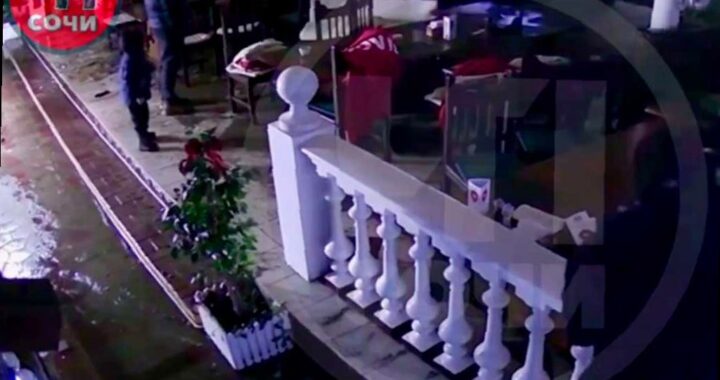 В Сочи штормовая волна затопила кафе и смыла людей