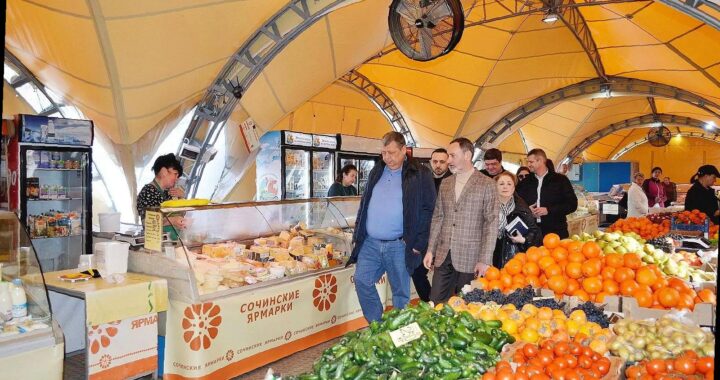 «Виктор Тепляков проверил работу муниципальной ярмарки в Центральном районе Сочи»