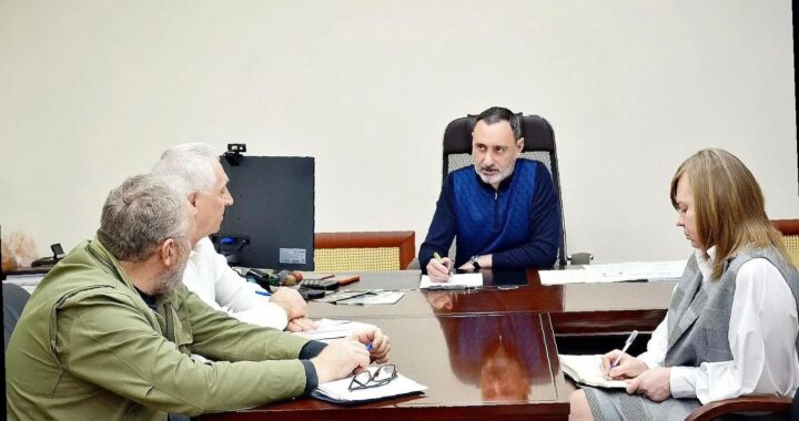 «Виктор Тепляков обсудил работу приюта для животных в Сочи»